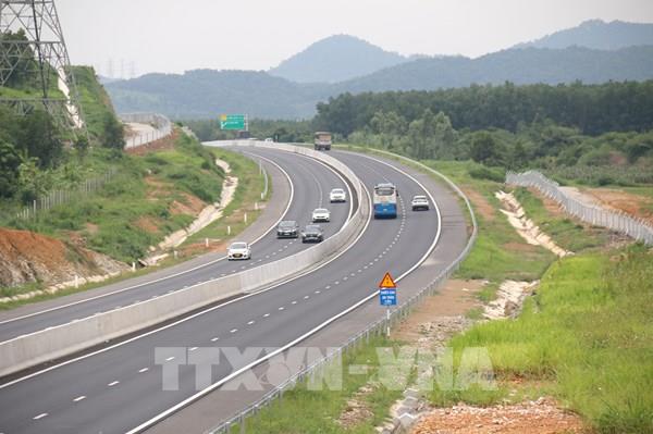 Kiểm tra nguyên nhân gây ngập lụt tại đường cao tốc Phan Thiết - Dầu Giây