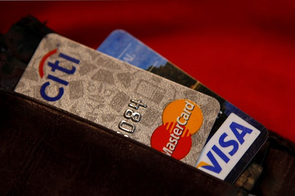 Nợ thẻ tín dụng của người Mỹ theo quý lần đầu tiên vượt 1.000 tỷ USD