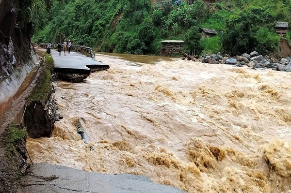 Nước lũ dâng cao gây nhiều thiệt hại ở Lào Cai