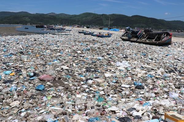 Rác thải trôi dạt, bủa vây đầm nước mặn Sa Huỳnh - Quảng Ngãi