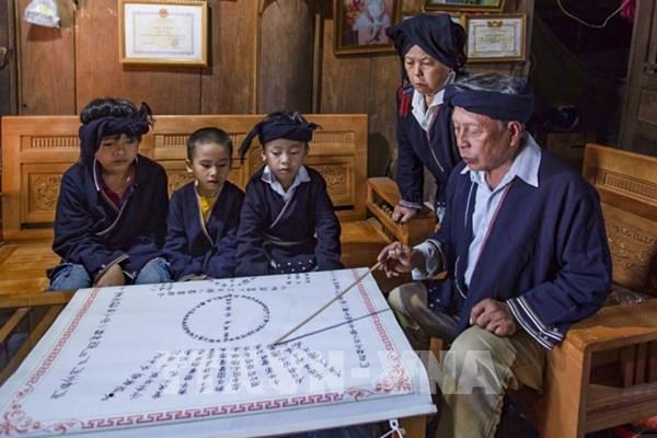  Người bảo tồn và truyền dạy chữ Nôm - Dao cổ ở Hòa Bình