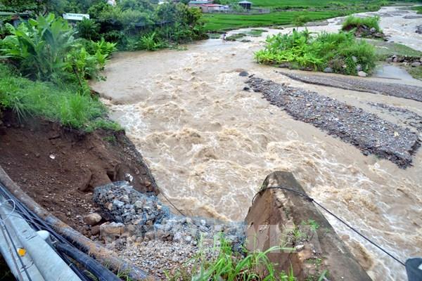 Tiếp tục sạt lở gây ách tắc Quốc lộ 279D qua huyện Mường La, Sơn La