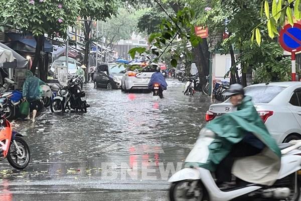 Nhiều tuyến đường ở Hà Nội bị ngập do mưa lớn