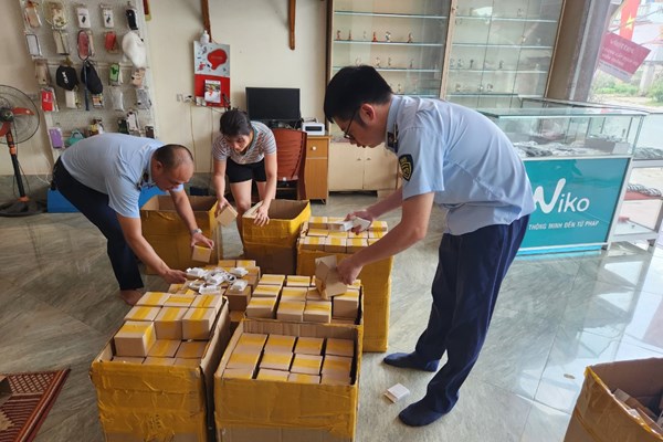 Thu giữ 500 bộ phụ kiện điện thoại không rõ nguồn gốc xuất xứ