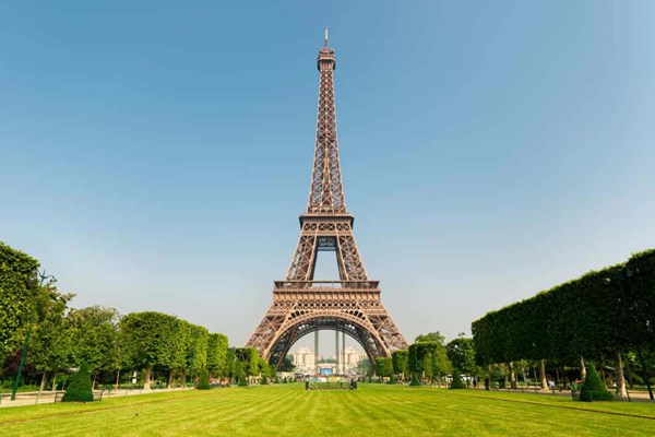 Pháp sơ tán du khách khỏi Tháp Eiffel do cảnh báo an ninh