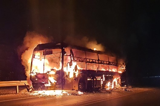 Xe khách đột ngột bốc cháy, 29 hành khách may mắn thoát nạn