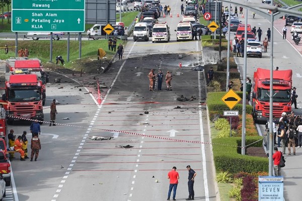 Rơi máy bay chở 8 người ở Malaysia