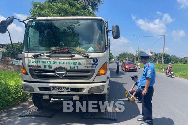 Thanh tra giao thông Hà Nội xử lý xe vi phạm về tải trọng 