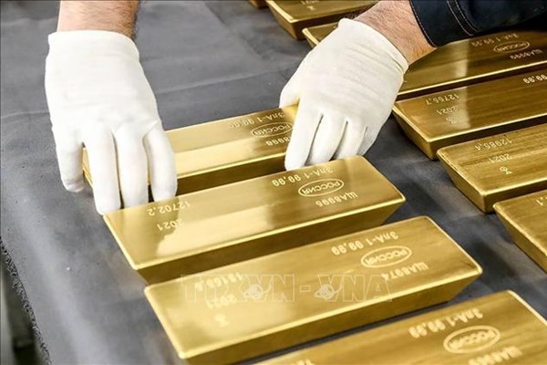Giá vàng giảm nhanh do đồn đoán Fed sẽ hạ lãi suất ít hơn