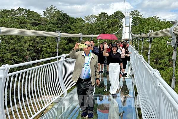 Cầu kính đầu tiên ở Tây Nguyên mở cửa đón khách
