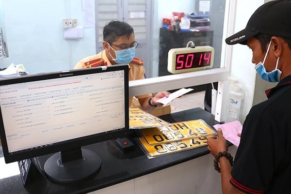 Chủ xe có cần đi đổi biển cũ sang biển số định danh?