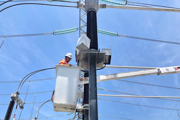 Truyền tải điện 3 kiểm tra sự cố, đảm bảo vận hành đường dây dịp nghỉ 2/9