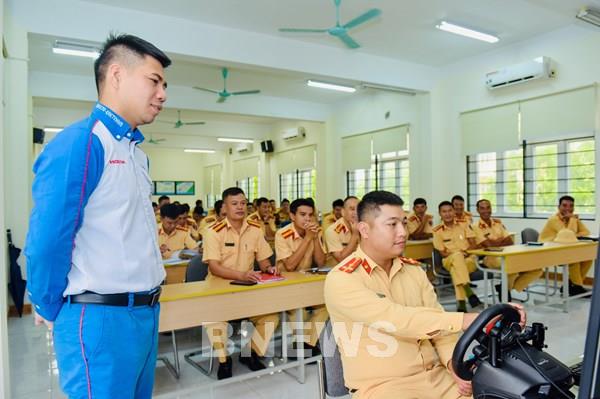 Honda Việt Nam tiếp tục tập huấn lái xe ô tô an toàn cho cảnh sát giao thông