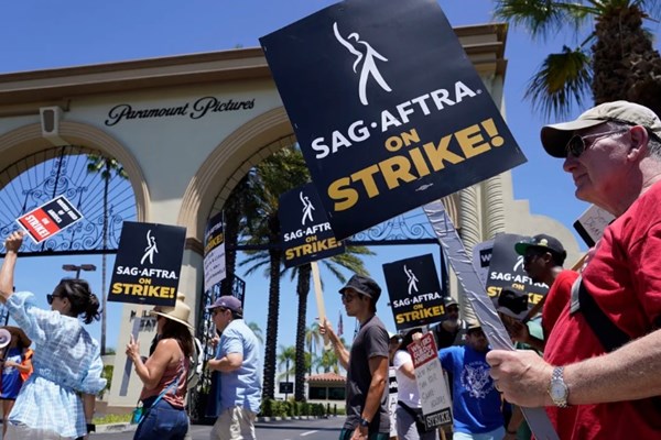 Đình công ở Hollywood có thể gây thiệt hại đến 4 tỷ USD cho kinh tế Mỹ