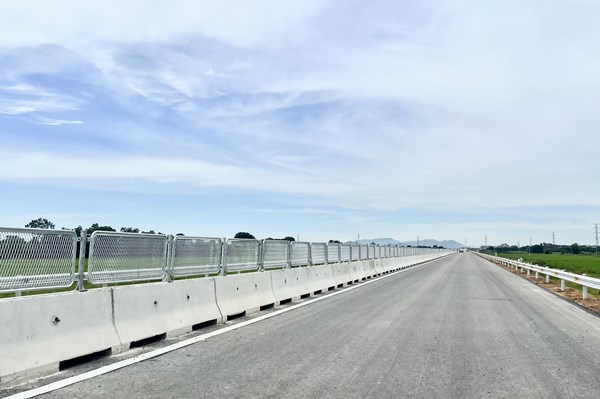 Đoàn xe mô tô phân khối lớn lao vào cao tốc, đâm Cảnh sát giao thông bị thương