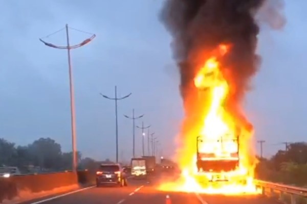 Nguyên nhân cháy xe tải chở vỏ hạt điều trên quốc lộ 51