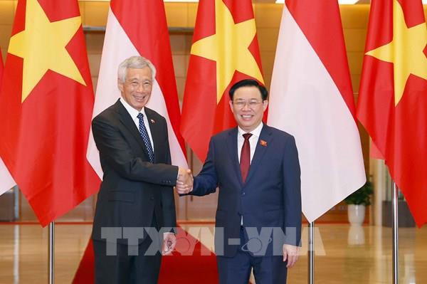 Chủ tịch Quốc hội Vương Đình Huệ hội kiến Thủ tướng Singapore Lý Hiển Long