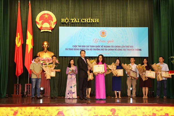 Thông tấn xã Việt Nam đoạt 3 giải báo chí viết về ngành tài chính