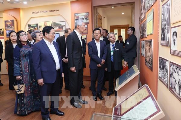 Thủ tướng Phạm Minh Chính và Thủ tướng Lý Hiển Long gặp gỡ sinh viên Đại học Quốc gia Hà Nội