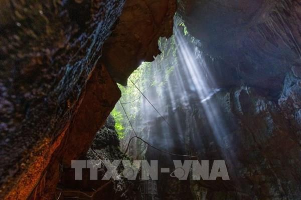 Vẻ đẹp bị lãng quên của thắng cảnh cấp quốc gia động Tiên Phi