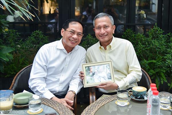 Bộ trưởng Ngoại giao Bùi Thanh Sơn mời Bộ trưởng Ngoại giao Singapore thưởng thức phở, cà phê sữa đá Hà Nội