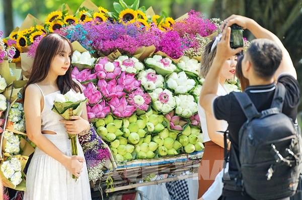 Check-in cùng chiếc xe "chở mùa Thu Hà Nội" trên phố