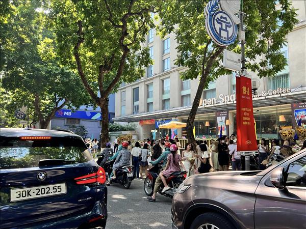 Đường Phan Đình Phùng đông nghẹt người chụp ảnh trong ngày nghỉ lễ