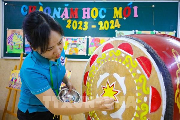 Thầy - trò cả nước rộn ràng bước vào năm học mới