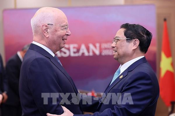 Thủ tướng Phạm Minh Chính gặp Chủ tịch Diễn đàn Kinh tế thế giới