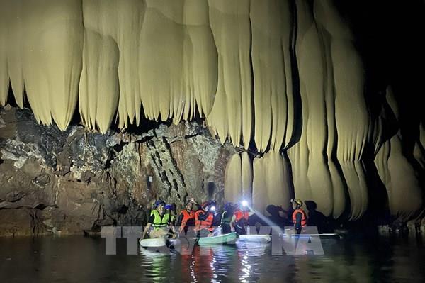 Phát hiện hang động mới tuyệt đẹp giữa rừng Trường Sơn