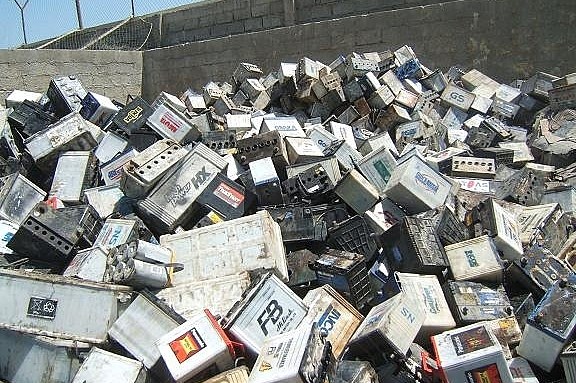 Nghi vấn xe tải chở hơn 400 bình ắc quy nguy hại chưa qua xử lý