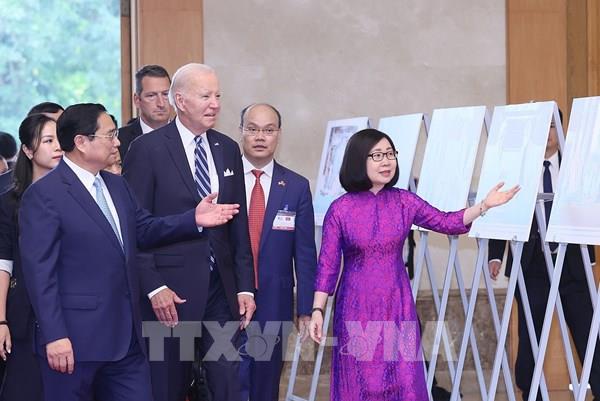 Thủ tướng Phạm Minh Chính và Tổng thống Hoa Kỳ Joe Biden tham quan trưng bày ảnh của TTXVN