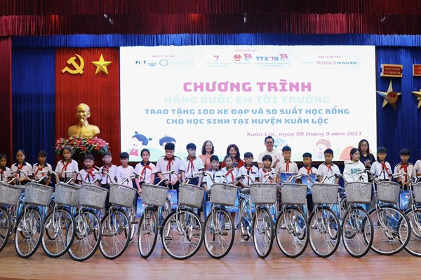Thanh niên TTXVN trao học bổng cho học sinh nghèo vượt khó ở Đồng Nai
