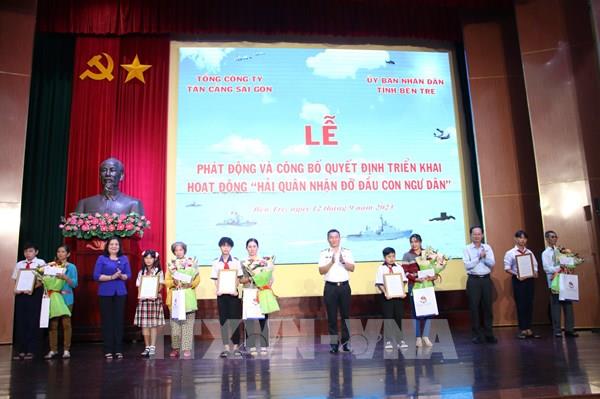 Hải quân nhận đỡ đầu con ngư dân có hoàn cảnh khó khăn tại Bến Tre