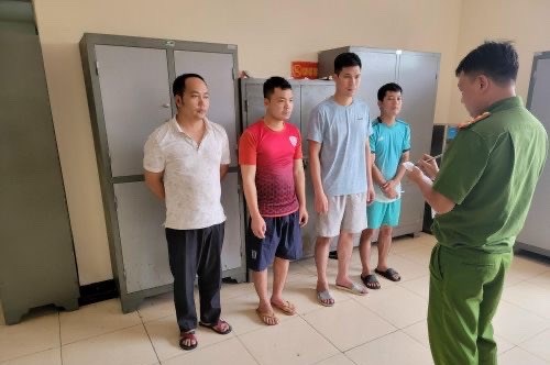 Bắt 5 nhân viên bốc xếp hành lý tại Sân bay Nội Bài để điều tra tội trộm cắp tài sản