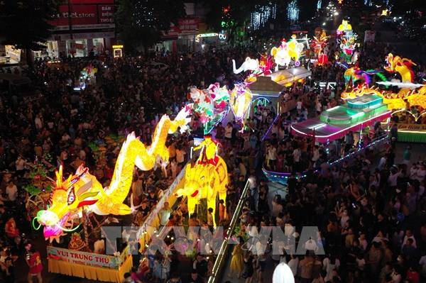 Rực rỡ những mô hình đèn trung thu khổng lồ ở Tuyên Quang