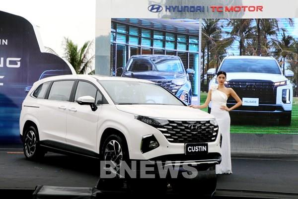 Hyundai chính thức ra mắt MPV Custin và SUV Palisade với giá từ 850 triệu đồng