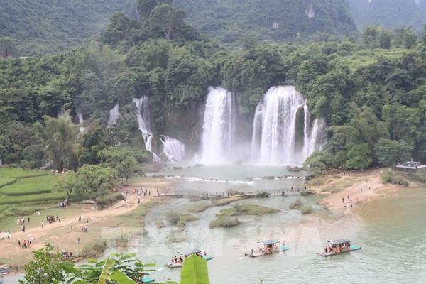 Thác Bản Giốc nhìn từ bên kia biên giới