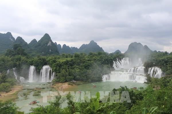 Thủ tục qua lại Khu cảnh quan thác Bản Giốc (Việt Nam) - Đức Thiên (Trung Quốc)