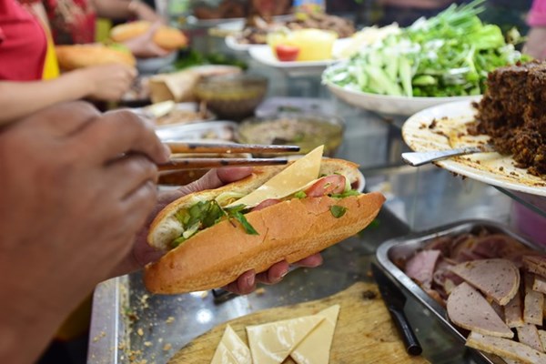 Vụ ngộ độc bánh mỳ ở Quảng Nam: Mẫu thức ăn có nhiều vi khuẩn