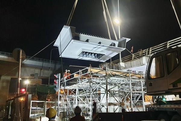 Lắp đặt xà mũ đầu tiên cầu vượt thép Mai Dịch - đường Vành đai 3 Hà Nội  