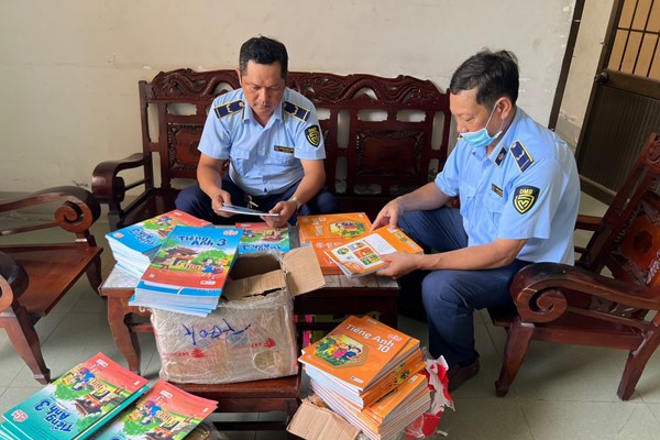 Phát hiện hơn 250 quyển sách học sinh giả mạo nhãn hiệu