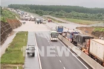 Ô tô mất lái, lao khỏi làn đường Cao tốc Phan Thiết - Dầu Giây