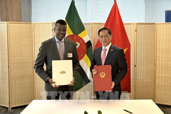 Việt Nam và Dominica ký Hiệp định miễn thị thực cho người mang hộ chiếu ngoại giao và công vụ