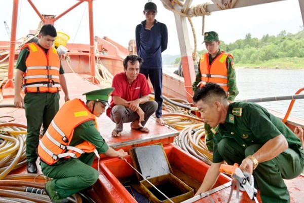 Kiên Giang: Chặn bắt 2 tàu vận chuyển hàng trăm ngàn lít dầu DO không rõ nguồn gốc