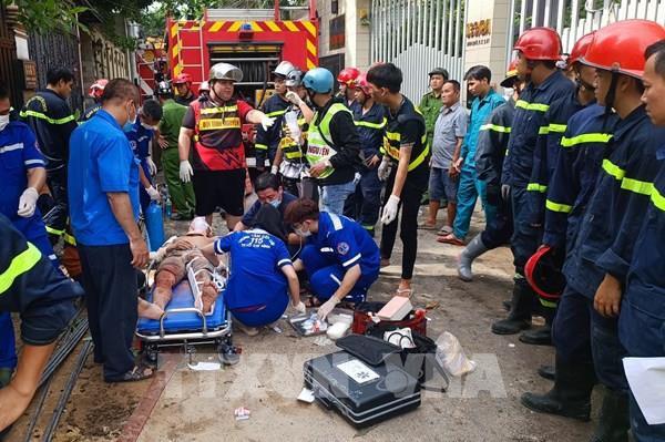 Giải cứu người mắc kẹt sau sự cố sập nhà tại Tp Hồ Chí Minh