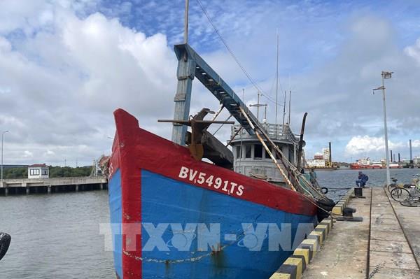Cảnh sát biển tạm giữ tàu chở 50.000 lít dầu DO không rõ nguồn gốc