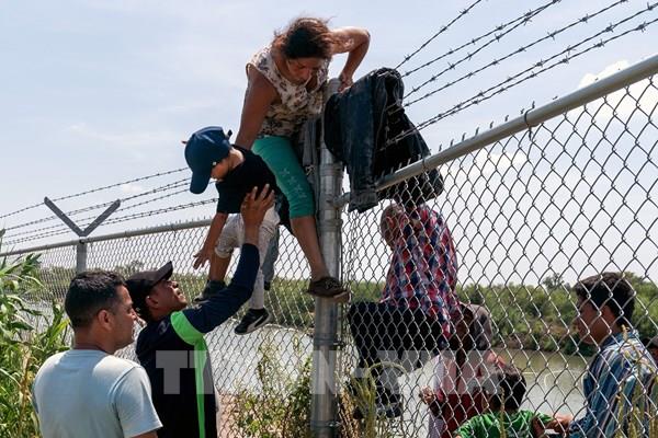 Các thành phố Mỹ chật vật ứng phó với lượng người di cư ngày càng tăng