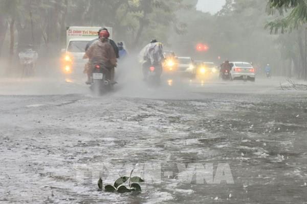 Thừa Thiên - Huế ngập úng nặng do mưa lớn, 6 người bị thương 84 ngôi nhà bị tốc mái