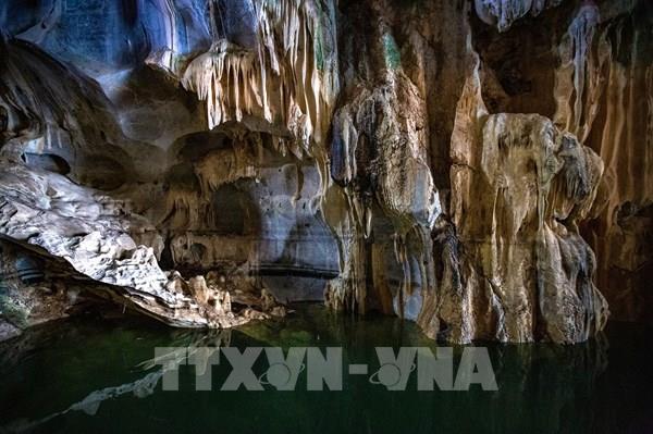 Vẻ đẹp thắng cảnh Đền Chúa Thác Bờ và động Thác Bờ (Hòa Bình)